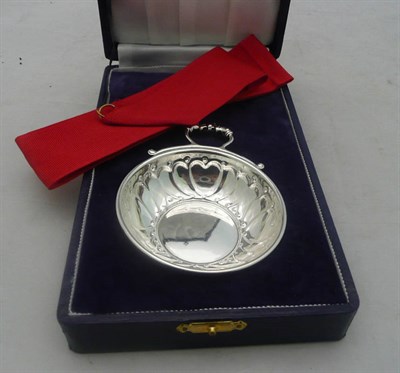 Lot 533 - A silver wine taster, cased