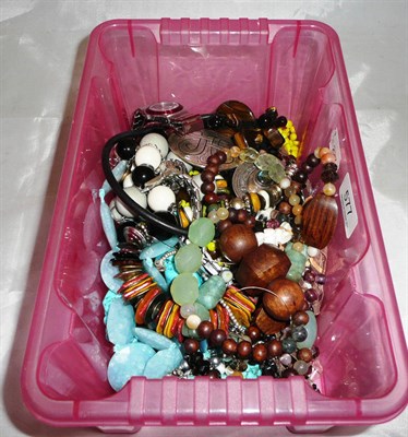 Lot 577 - Box of costume jewellery