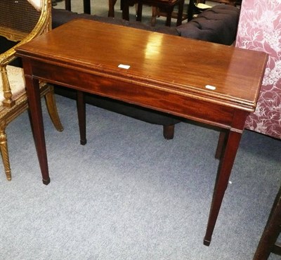 Lot 699 - A George III rectangular mahogany gateleg tea table