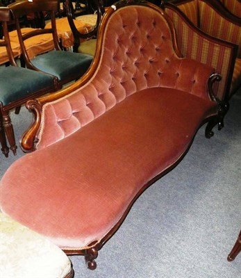 Lot 714 - A Victorian chaise longue