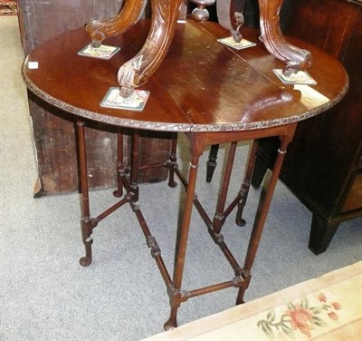 Lot 755 - Mahogany gateleg table