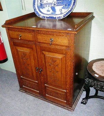Lot 804 - Oak chest (fitted inside)