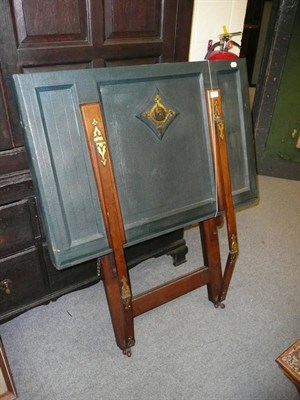 Lot 900 - A portfolio stand