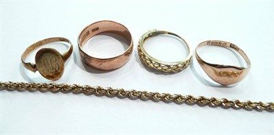 Lot 19 - Four gold rings, a chain and a spacer (6)