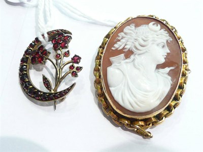 Lot 32 - A gold mounted cameo brooch and a gilt garnet brooch
