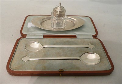 Lot 173 - Cased silver spoons and a silver ink bottle and stand