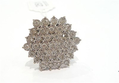 Lot 251 - An 18ct gold diamond cluster ring