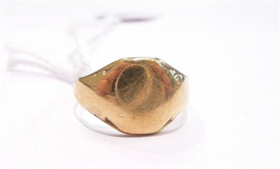 Lot 255 - An 18ct gold signet ring