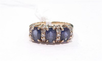 Lot 289 - A sapphire and diamond ring