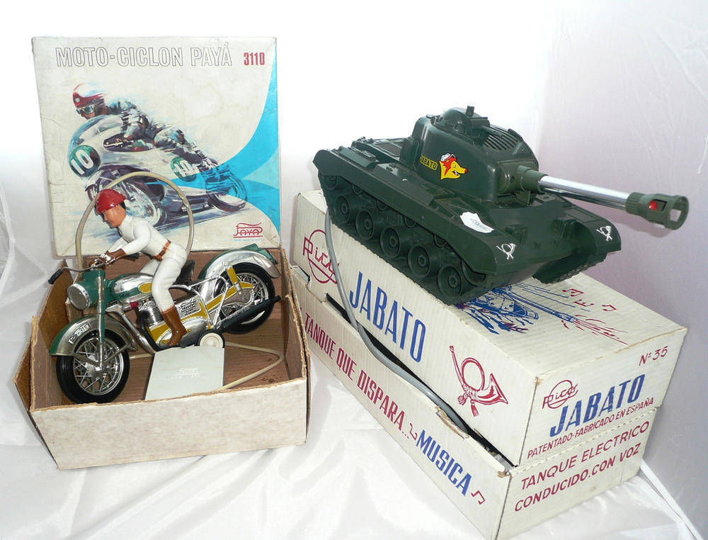 Lot 1188 - Two Boxed Spanish Battery Operated Plastic Toys - Rico 'Jabato' Tank No.35 and Paya...