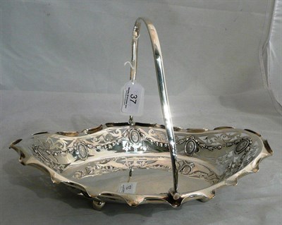 Lot 37 - Pierced silver basket with hinged handle, 13.4oz