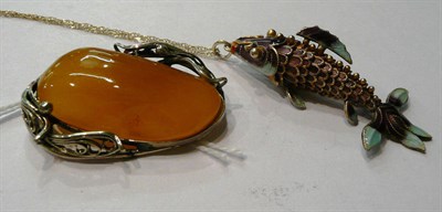 Lot 68 - An Art Deco-style 'amber' brooch and a fish necklace on a chain