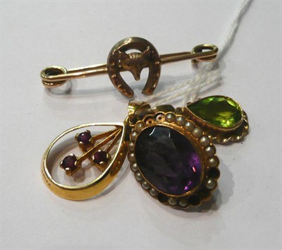 Lot 94 - An amethyst and seed pearl brooch (a.f.), a fox and horseshoe brooch (cased) and two pendants