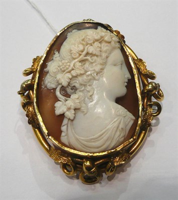 Lot 187 - A cameo brooch, in acorn and leaf decorated mount