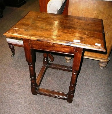 Lot 532 - Oak side table