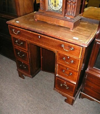 Lot 571 - Edwardian kneehole desk