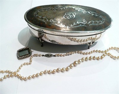 Lot 41 - A silver and tortoiseshell box containing a Georgian split pearl-set (converted) brooch and a...