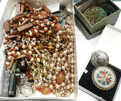 Lot 205 - A quantity of costume jewellery