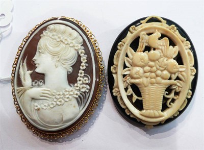 Lot 211 - A cameo brooch and a jet and ivory brooch