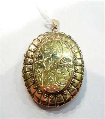 Lot 230 - Gold locket