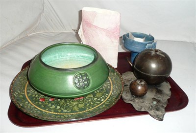 Lot 316 - Tray of ceramics/20th century ceramics including Colin Pearson bowl