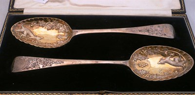 Lot 359 - A pair of Georgian silver berry spoons, 4oz, cased