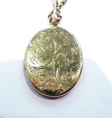 Lot 362 - 9ct gold locket oval pendant on chain