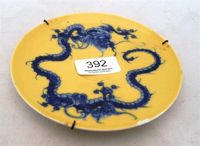 Lot 392 - Chinese 'dragon' yellow ground saucer, Chenghuan six character mark