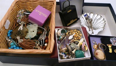 Lot 439 - Quantity of costume jewellery, silver, shell butter dish, silver bobbins, cameo brooch matching...