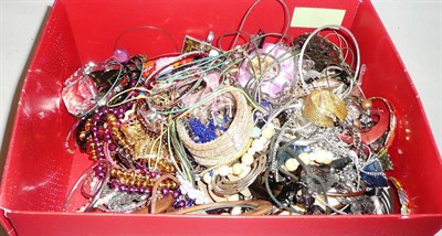 Lot 441 - A box of costume jewellery