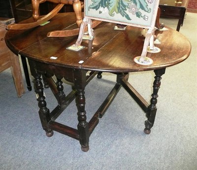 Lot 530 - Oak gate leg table