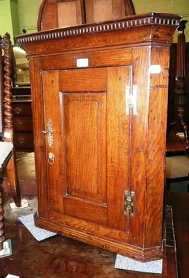 Lot 550 - Small oak hanging corner cupboard