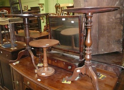 Lot 553 - A late Georgian mahogany toilet mirror and three pedestal tables