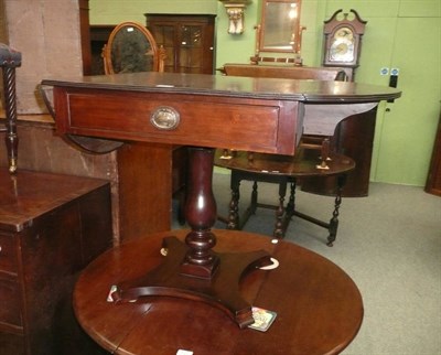 Lot 624 - 19th century drop leaf pedestal table