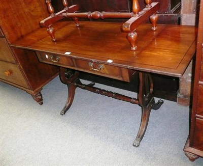 Lot 629 - Reproduction sofa table