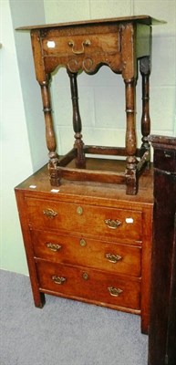 Lot 641 - Oak three drawer chest and single drawer side table