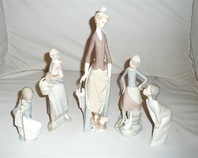Lot 122 - A tray of five Lladro figurines
