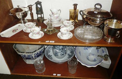 Lot 265 - Two shelves of decorative ceramics including a toilet ewer and basin, a wash basin and soap dish, a
