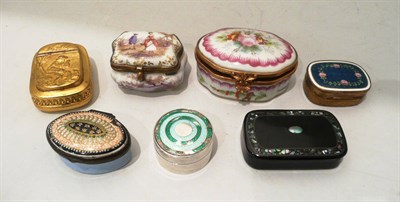 Lot 275 - Seven assorted snuff boxes, etc