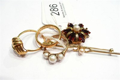 Lot 286 - Three gold rings, a bar brooch and a clasp