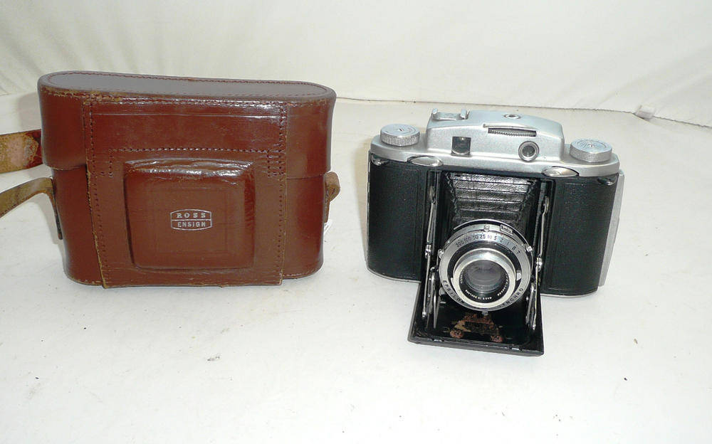 Lot 1190 - A Ross Ensign Selfix 12-20 Special Camera No.K7891, with brushed chrome and black body,...