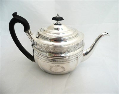 Lot 32 - A Georgian silver teapot 15oz