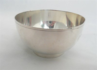 Lot 81 - A modern silver circular bowl, 4.8oz