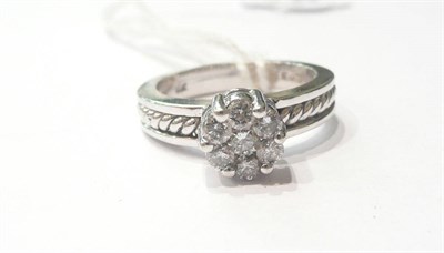 Lot 118 - A diamond cluster ring