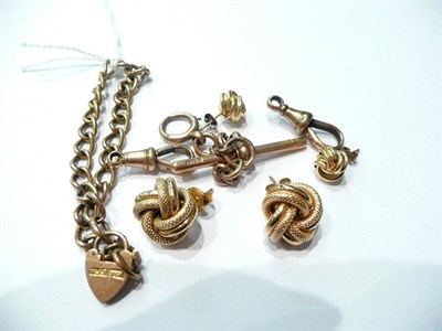 Lot 129 - A curb and lock bracelet, a t-bar, two swivel catches and two pairs of knot earrings etc