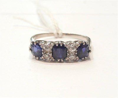 Lot 145 - A sapphire and diamond ring