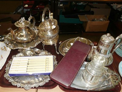 Lot 172 - A quantity of silver plate to include fish servers (cased), circular tray, oval twin handled...