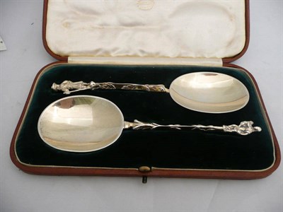 Lot 208 - A pair of silver Anointing spoons, London 1910, D and J Wellby Limited, cased