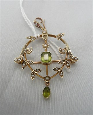 Lot 242 - An Edwardian peridot and seed pearl pendant (some seed pearls missing)