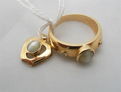 Lot 263 - A cat's-eye chrysoberyl ring and pendant